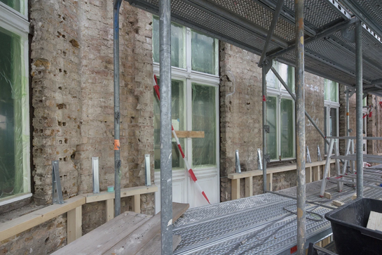 Les équerres spéciales Durio servent à fixer l'ossature en bois