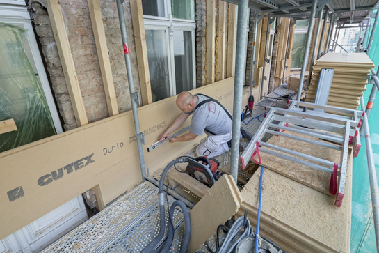 Le système d'isolation de façade GUTEX Durio se compose d'une structure porteuse en bois et de panneaux isolants GUTEX Durio Thermowall spécialement développés à partir de fibres de bois écologiques.
