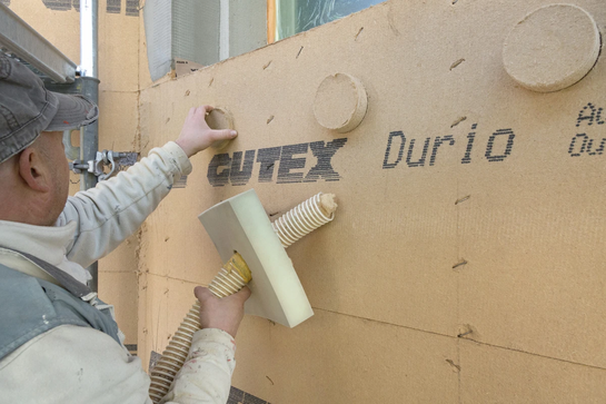 Les panneaux isolants en fibres de bois GUTEX Durio Thermowall ont pu être découpés sur place à l'aide d'une scie pour matériaux isolants courante.